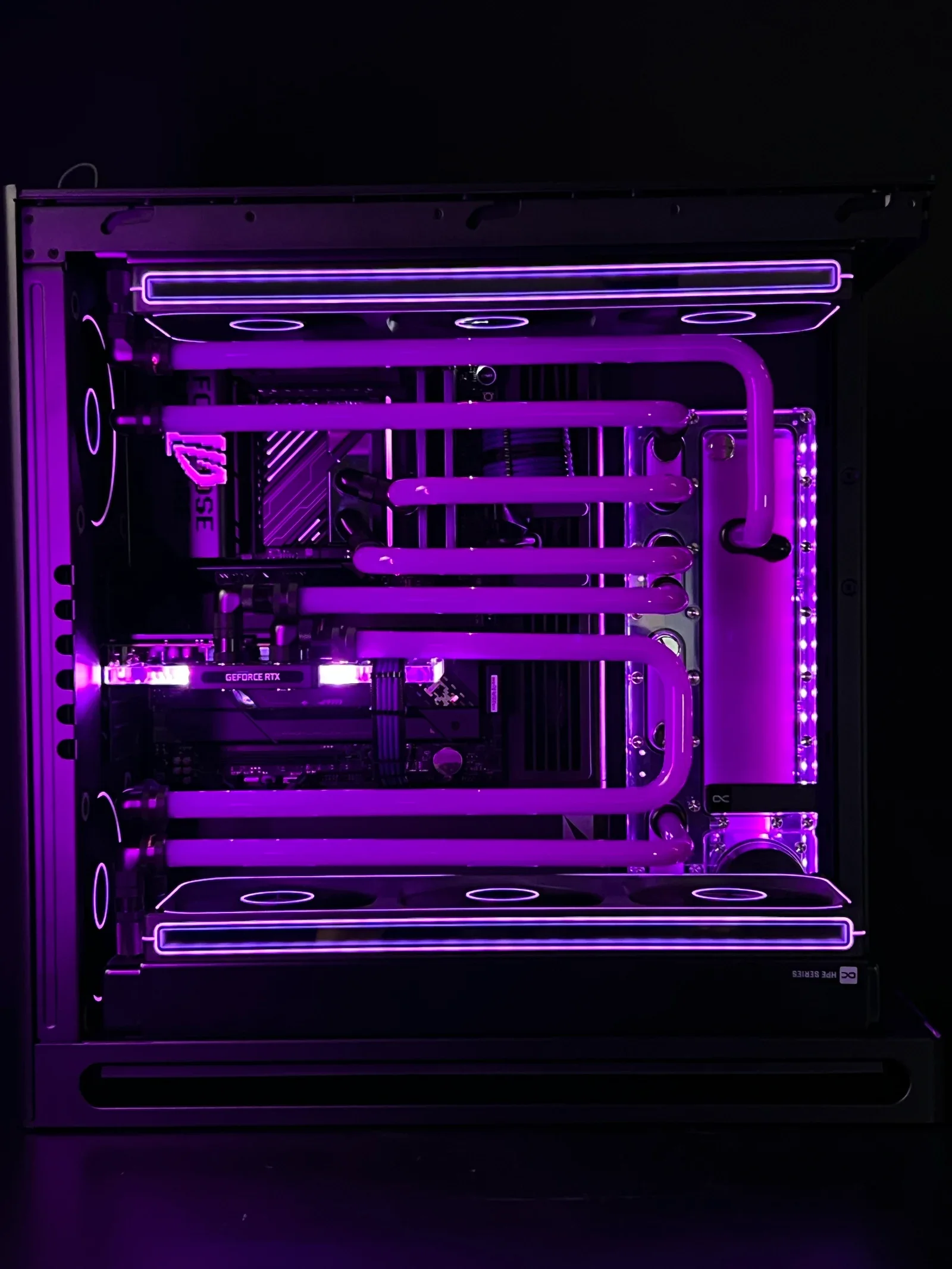 Корпус HAVN HS420 сбоку с контуром охлаждения