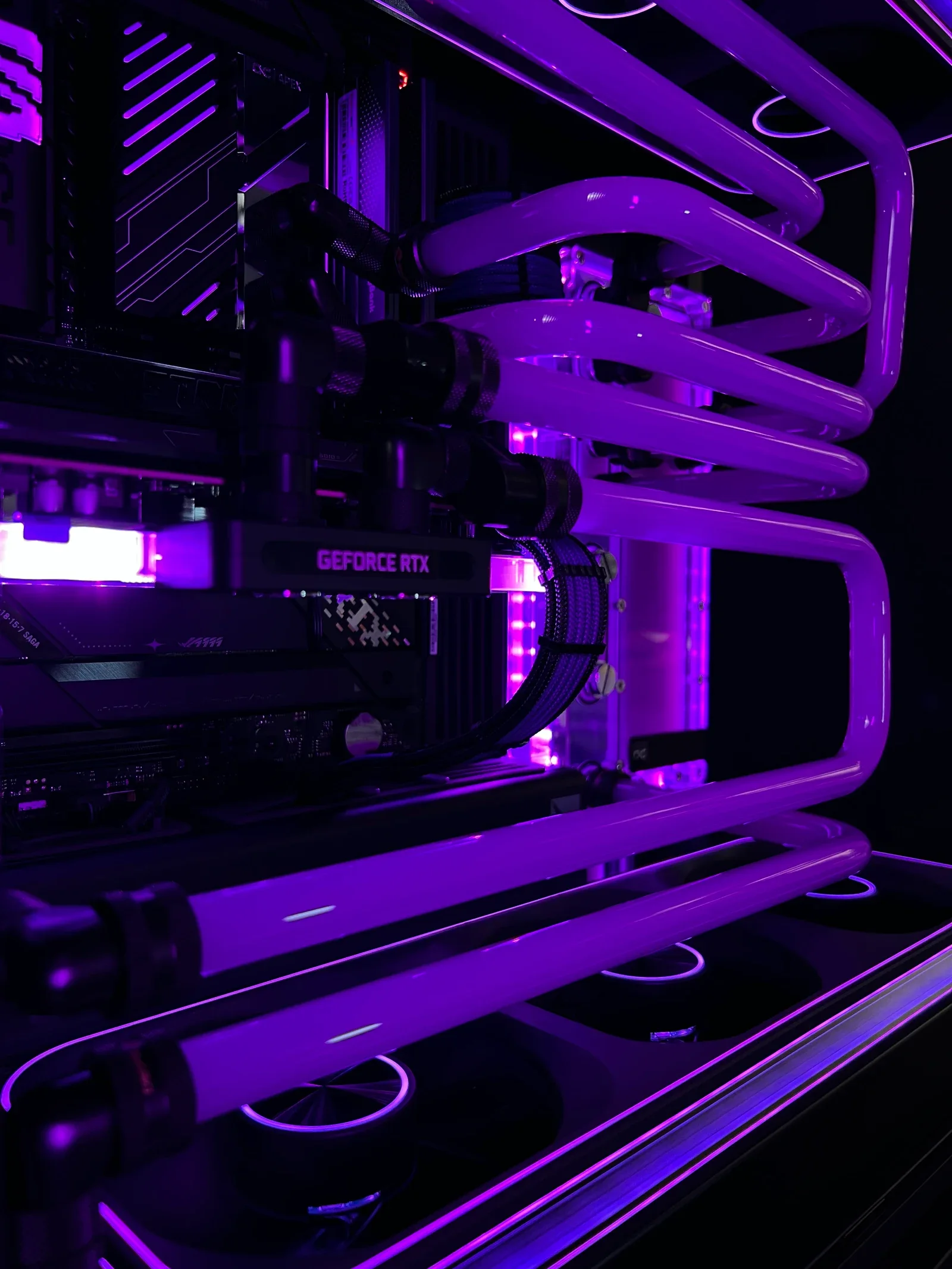 Контур Alphacool крупным планом